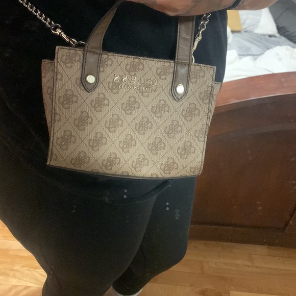 Small guess crossbody - Picture 3 of 6